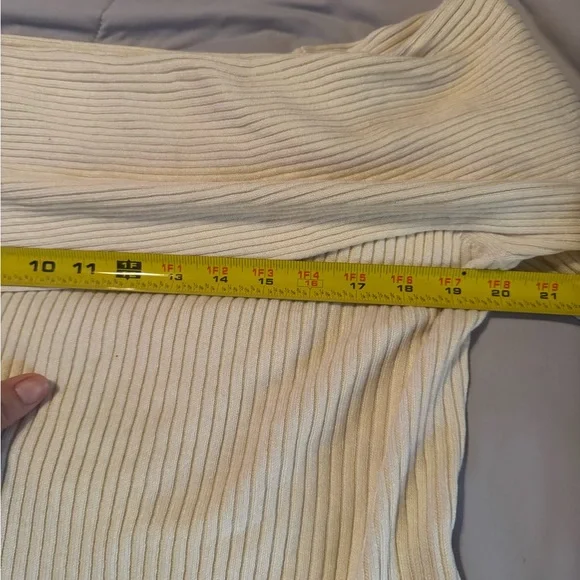 Banana republic off shoulder, extra large cream, long sleeve sweater . NWT - Picture 8 of 8